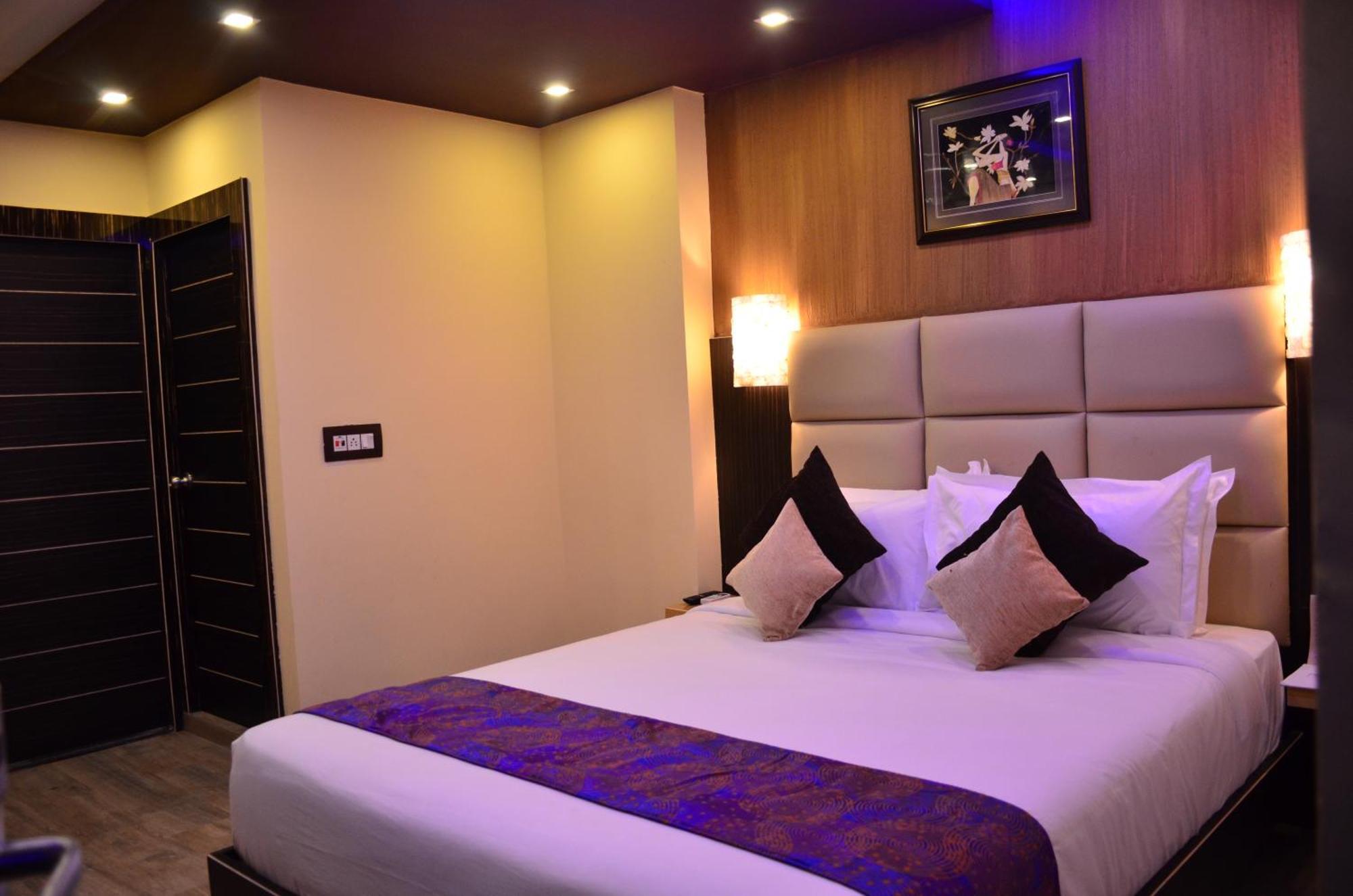 Dolphin Chocolate Inn Chandannagar Экстерьер фото