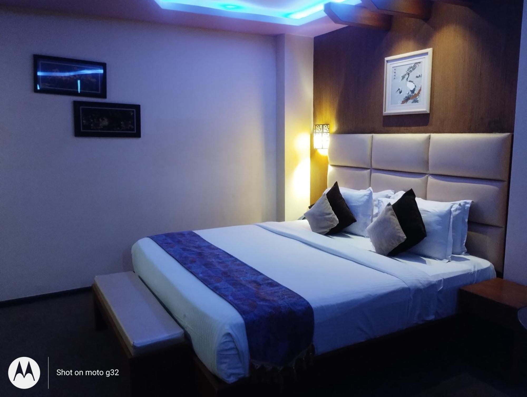 Dolphin Chocolate Inn Chandannagar Экстерьер фото